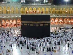 Кааба находится в самом священном месте ислама, в центре Мекки, и хранит Чёрный камень