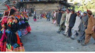 мужчины и женщины танцуют вместе: у народа калаш так принято