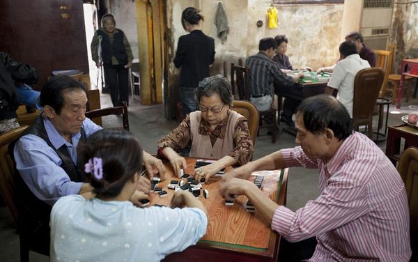 китайцы за игрой в маджонг