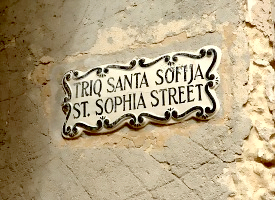 на Мальте названия улиц указаны на двух официальных языках страны: на английском и мальтийском