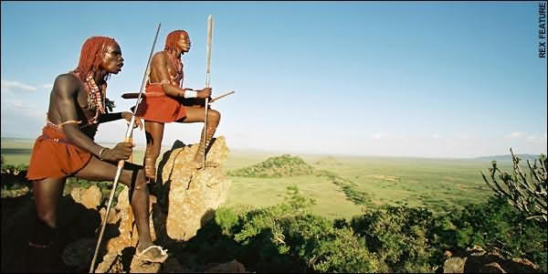 воины из племени масаи пробегут 26-мильную дистанцию в своих традиционных красных одеяниях со щитами и копьями