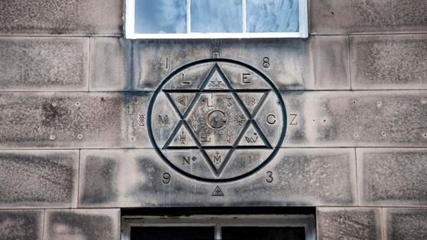 на доме номер 19 по Хилл-стрит начертана шестиконечная звезда - символ масонов