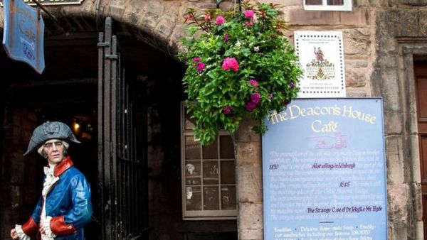 в тупике Бродис-Клоуз неподалеку от эдинбургской Королевской мили (череды улиц в самом центре шотландской столицы) притаился вход в помещение Кельтской ложи Эдинбурга и Лита №291, основанных в 1821 году