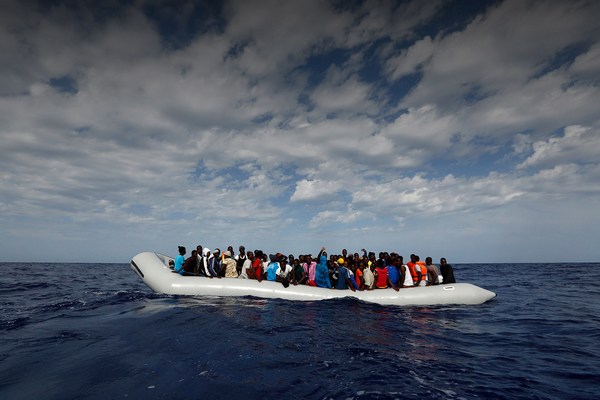 резиновая лодка с африканцами на борту ждёт спасателей