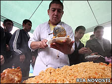 полевая кухня для мигрантов около закрытого Черкизовского рынка