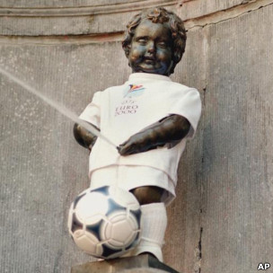 знаменитого брюссельского мальчика к чемпионату евро-2000 приодели в форму