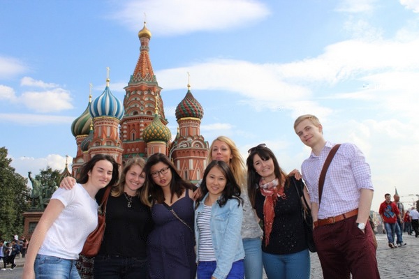 иностранные студенты на Красной площади Москвы