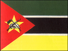 на флаге Мозамбика в левой части изображён автомат Калашникова