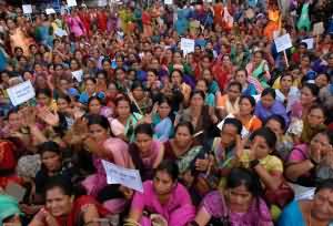 сотни непальских женщин маршем прошли по улицам столицы страны Катманду