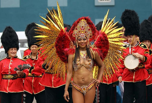 в лондонском районе Ноттинг-хилл проводится карнавал, ставший самым большим в Европе и вторым по величине в мире после Рио-де-Жанейро