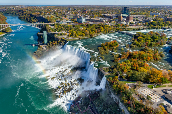 Ниагарский водопад - комплекс водопадов на реке Ниагаре, отделяющий американский штат Нью-Йорк от канадской провинции Онтарио