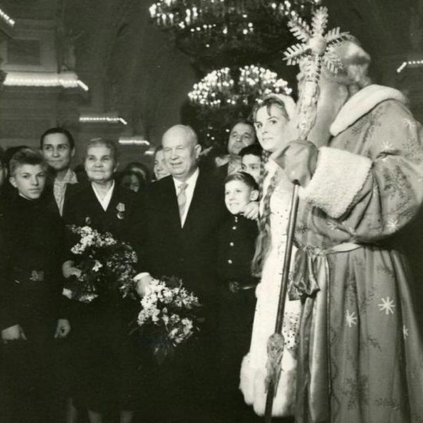 Никита Хрущев на детском новогоднем празднике в Большом Кремлевском дворце. 1955–1959 годы