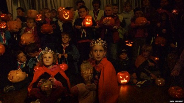 в последний четверг октября все дети выходят на улицу с фонарями из гигантской кормовой свёклы