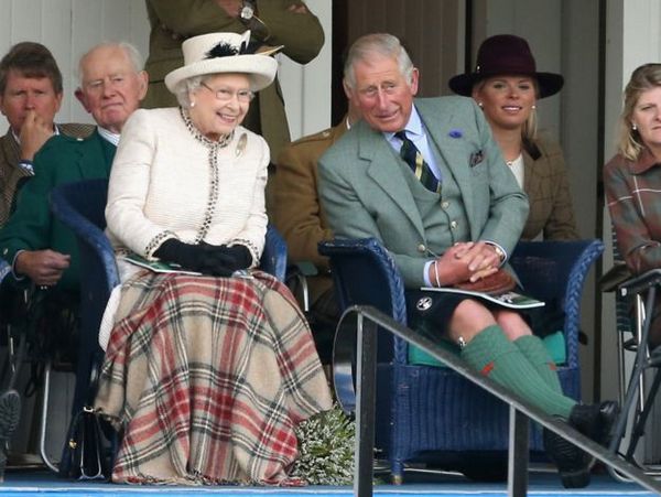 Королева с сыном любят вместе проводить время в Шотландии. Но фото - они в числе зрителей знаменитых Играх Горцев, где энтузиасты и знатоки шотландских традиций и видов спорта каждый год показывают свое мастерство.