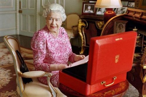 королева Елизавета II получает свою красную коробку с документами каждый день, кроме Рождества
