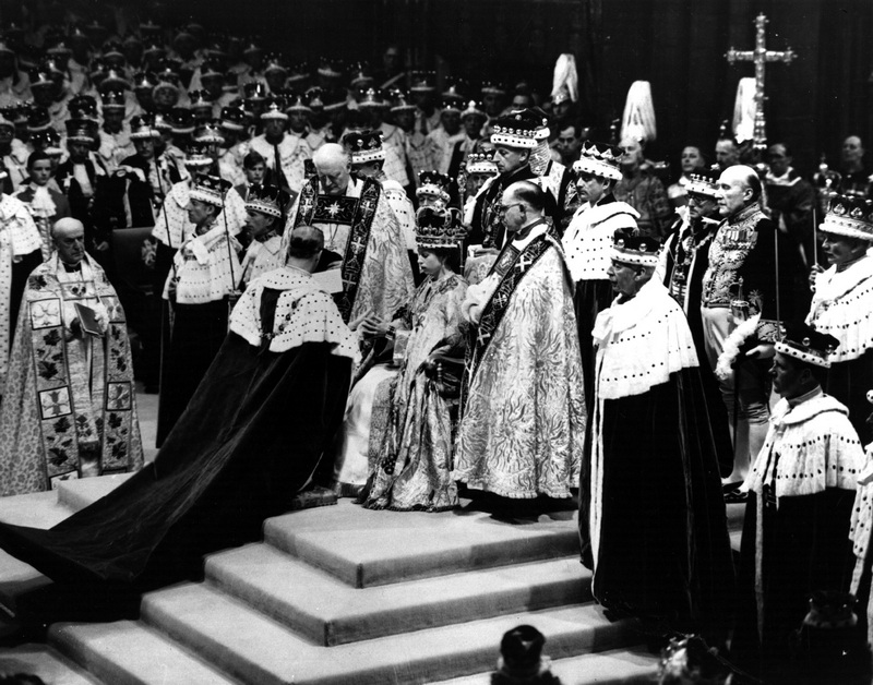 принц Филипп делает поклон Елизавете II во время ее коронации в 1953 году