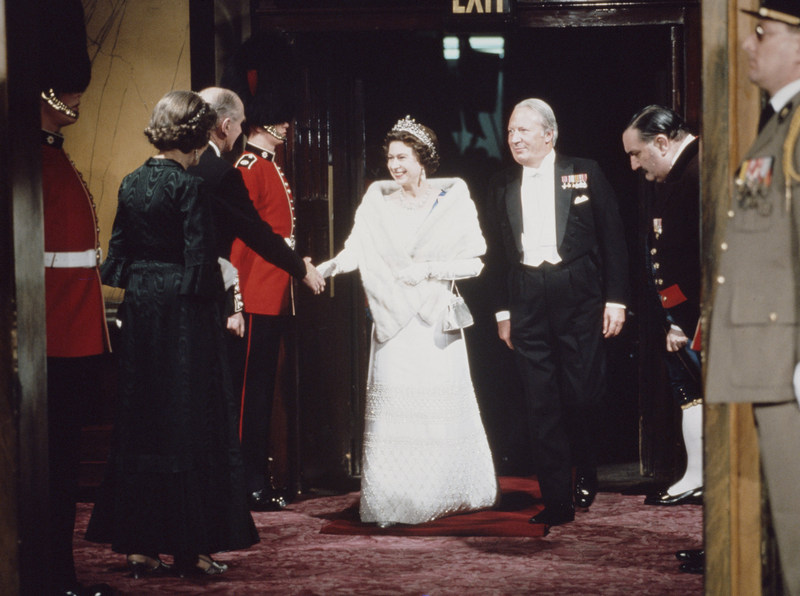 Елизавета II и британский премьер-министр Эдвард Хит (с 1970 по 1974 год) на гала-вечере, посвященном вступлению Великобритании в ЕЭС