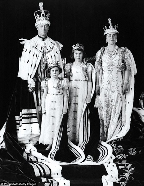 Король Георг VI и королева Елизавета в день коронации с принцессой Елизаветой и принцессой Маргарет. 1937 г.
