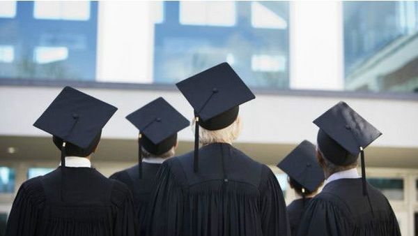 те, кто закончили университет с отличием, зарабатывают больше своих бывших одноклассников