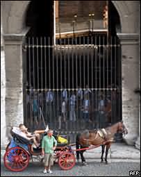 конный экипаж перед Колизеем в Риме, Италия