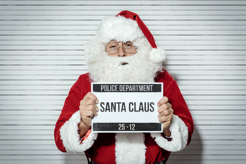 Санта-Клауса и его команду уличили в серьезных преступлениях - от провоза незадекларированных товаров в обход таможни до нарушения воздушного пространства над целыми государствами и режимными объектами