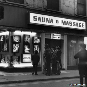 в 70-е годы в лондонском Сохо были заведения, под видом сауны скрывавшие бордели