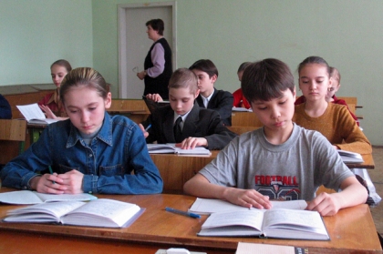 ученики на уроке в классе школы
