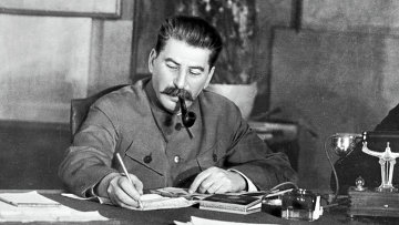 24 июня 1948 года Сталин распорядился ввести блокаду Западного Берлина, пытаясь тем самым вынудить западных союзников уйти из Берлина
