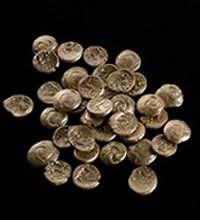 археологи нашли глиняный кувшин с более чем 800 золотыми и серебряными монетами