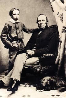 сэр Томас Стивенсон считал сочинительство сына глупой блажью, мечтал, что Луис продолжит семейную традицию и станет строителем или смотрителем морских маяков (1859 г.)
