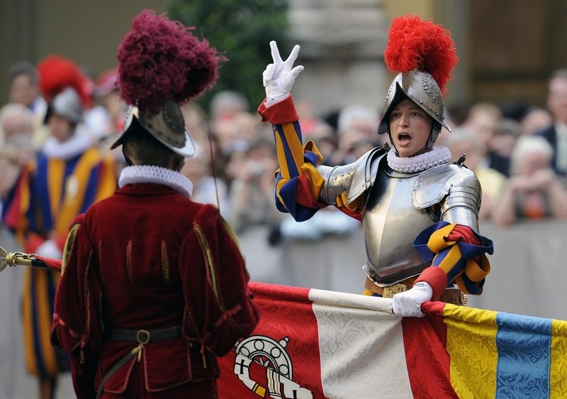 швейцарская гвардия Ватикана - самое маленькое и самое старое войско в мире