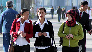 таджикские старшеклассницы часто должны выбирать между продолжением учебы и замужеством