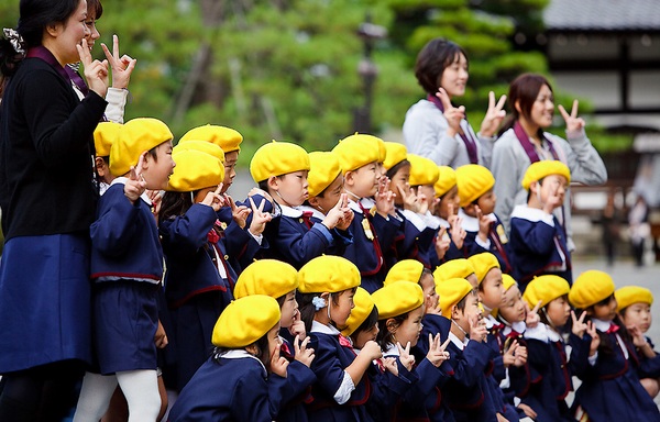 японские школьники участвуют в акции