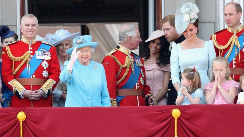 в Лондоне в честь дня рождения королевы прошла ежегодная церемония выноса знамени Trooping the Colour