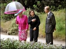 королева Елизавета II и её супруг герцог Эдинбургский в саду Букингемского дворца