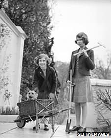 будущая королева (справа) и принцесса Маргарет выращивают овощи в Виндзоре в 1940 году