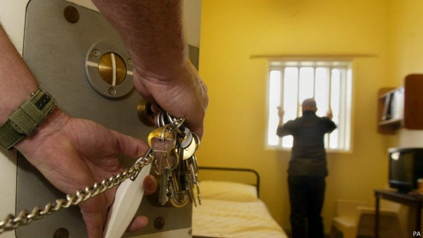 34 тюрьмы в Англии уже переполнены
