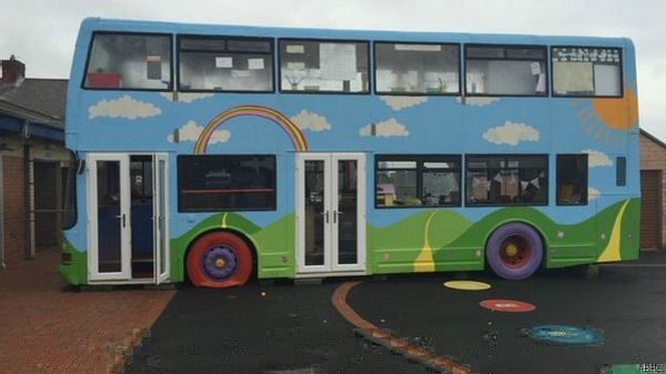 в графстве Нортумберленд детей обучают в переделанном автобусе