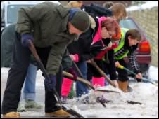 жители Рэдстока убирают снег сами, не рассчитывая на обещанные властями поставки соли
