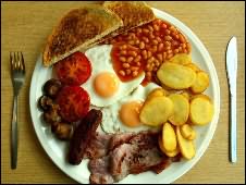 традиционный английский завтрак, состоящий из жирных сосисок, яиц, бекона, бобов, грибов, кровяной колбасы и помидоров, - это более здоровое начало дня, чем миска хлопьев из злаков, залитых молоком или соком
