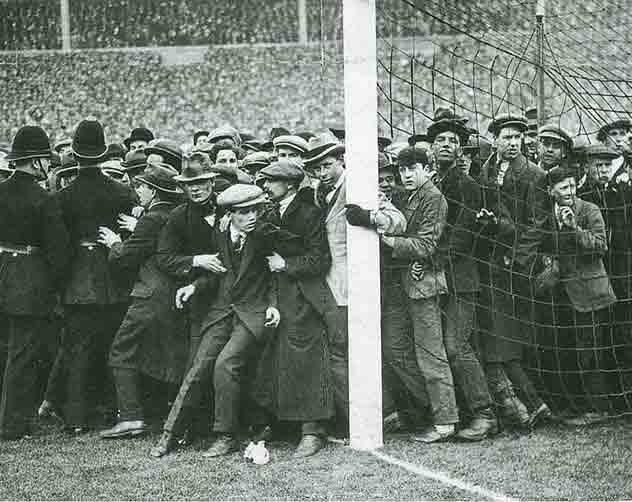 Финал Кубка Англии 1923 года. Зрителей было так много, что многие были вытолкнуты на футбольное поле. Официально на матче присутствовало 126 047 человек, но, по другим оценкам, их было от 150 до 300 тысяч человек.