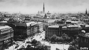 в 1913 году в Вене проживало примерно 2 миллиона человек