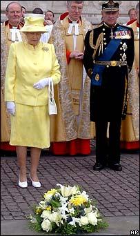 королева и герцог Эдинбургский возлагают венок у Вестминстерского аббатства