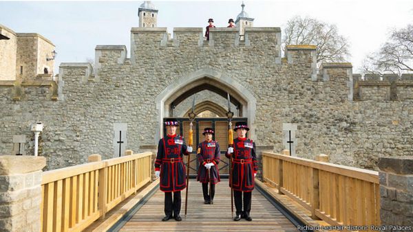 стражники-йомены стоят на подъемном мосту, вновь отстроенном в 2014 г.
