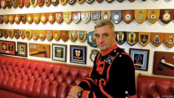 главный стражник-йомен Алан Кингшотт сидит в Yeoman Warders Club – закрытом для посторонних пабе лондонского Тауэра